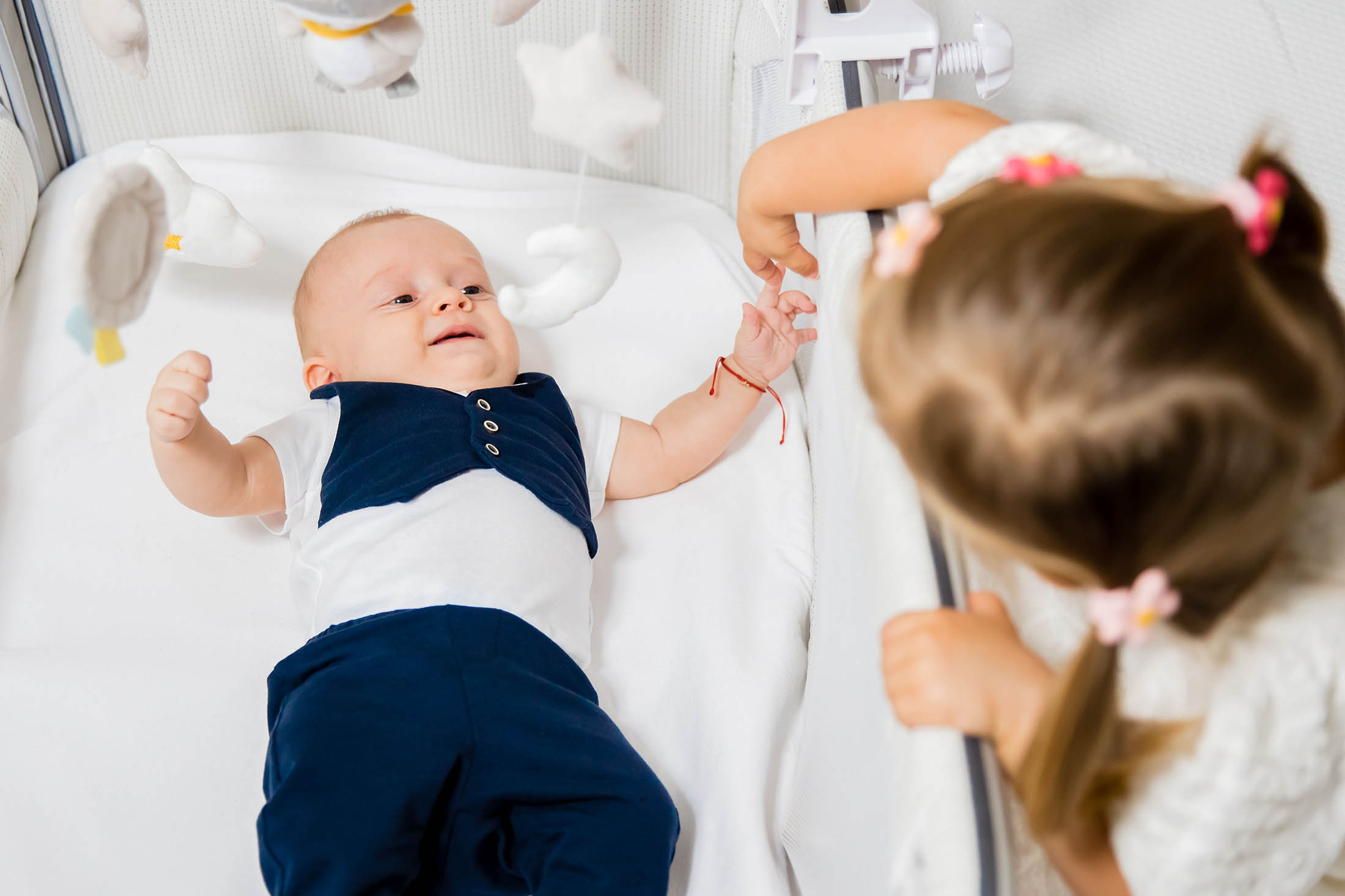 copil tinut de mana de sora lui la sedinta botez